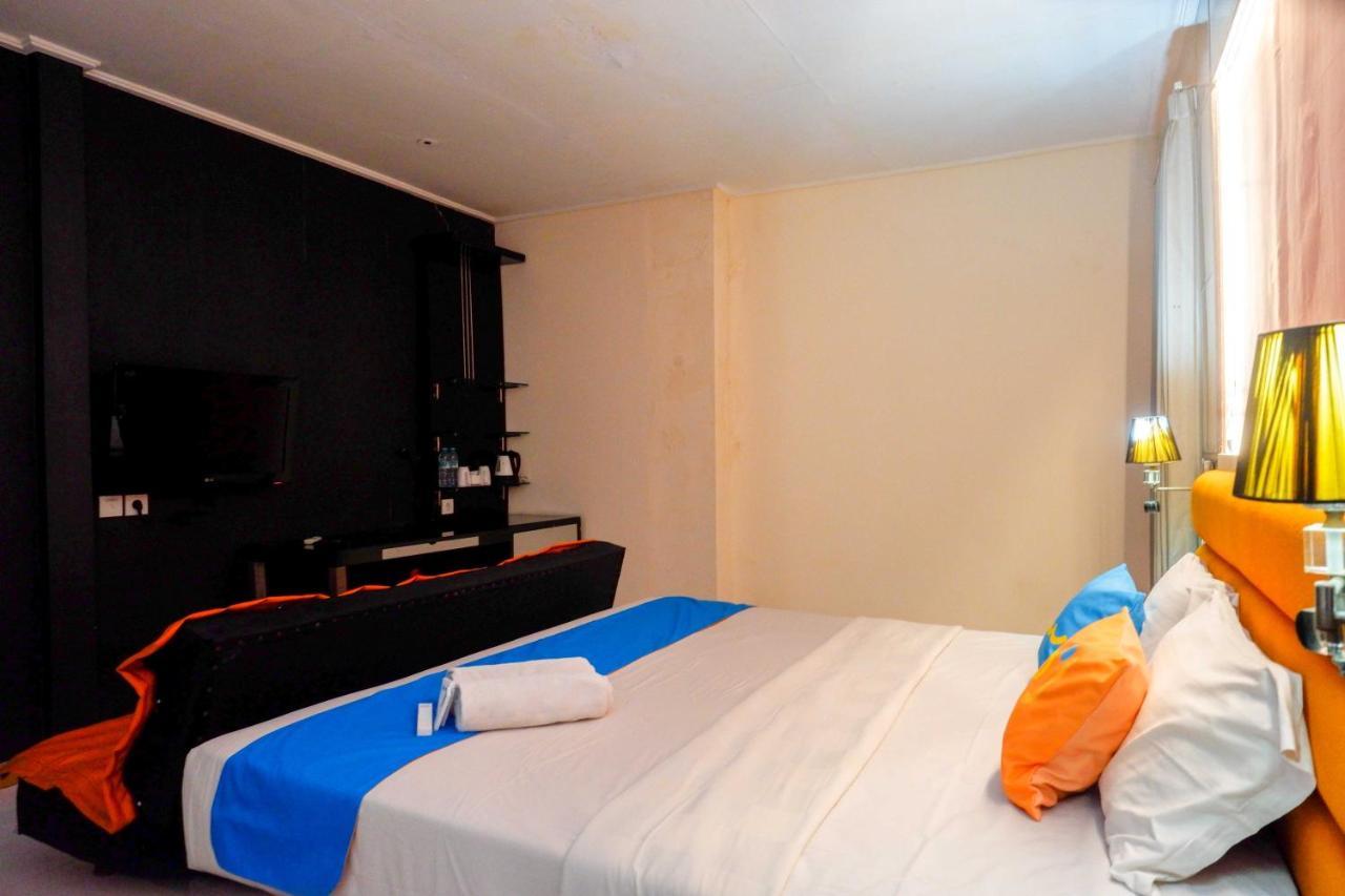 Sans Hotel International Surabaya Gubeng Экстерьер фото